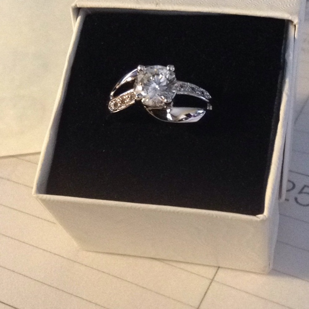 Engagement ring - Picture 2 of 2